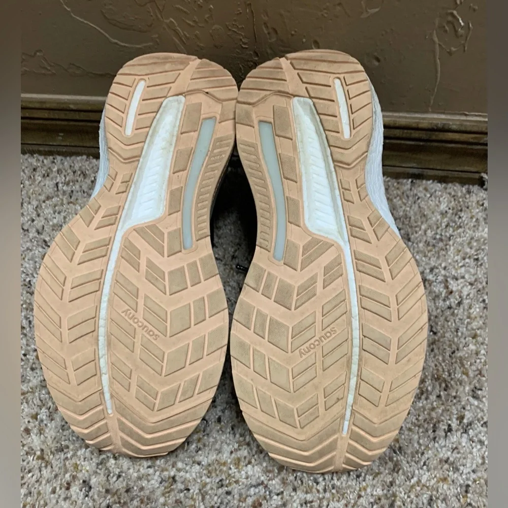 Saucony Women's Hurricane 23 Running Shoe, Size 6.5 M - Picture 2 of 3